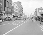 880626 Afbeelding van de optocht met verschillende muziek- en majorettekorpsen op de Lange Viestraat te Utrecht, in het ...